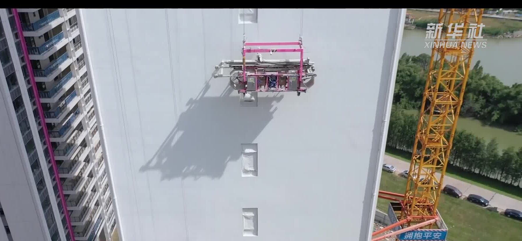 ไฮเทค! กวางตุ้งใช้ 'หุ่นยนต์' ช่วยงานก่อสร้าง วัดขนาด-ปรับพื้น-ขัดเงา