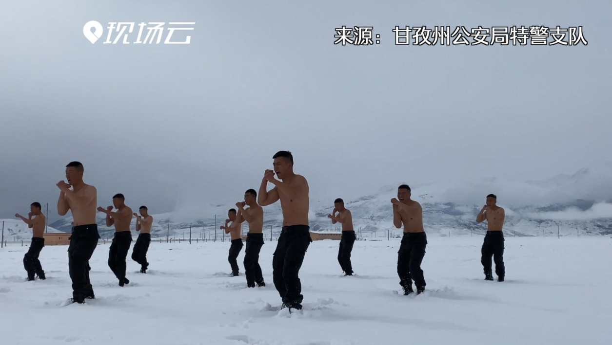 ไม่หวั่นลมหนาว! ตำรวจจีนถอดเสื้อโชว์แผงอกฝึกซ้อมกลางหิมะ