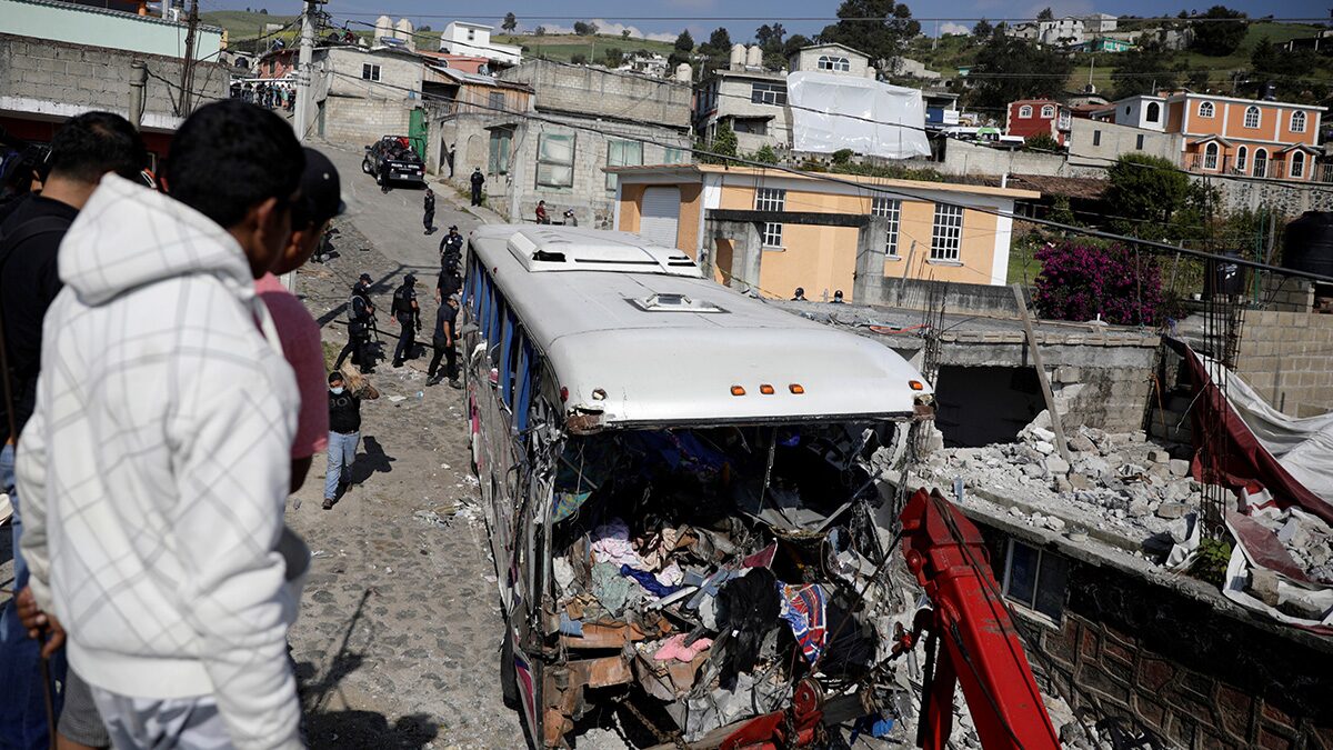 อุบัติเหตุช็อกเม็กซิโก รถบัสชนอัดกำแพงบ้าน ผู้โดยสารดับหมู่-เจ็บอื้อ