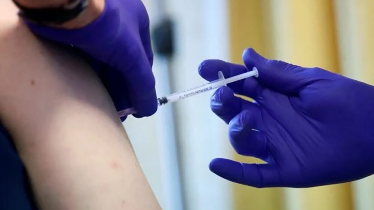 ลุงอิตาลีเลี่ยงรับวัคซีนด้วย “แขนซิลิโคน” แต่หมอรู้ทัน อดได้ใบรับรอง