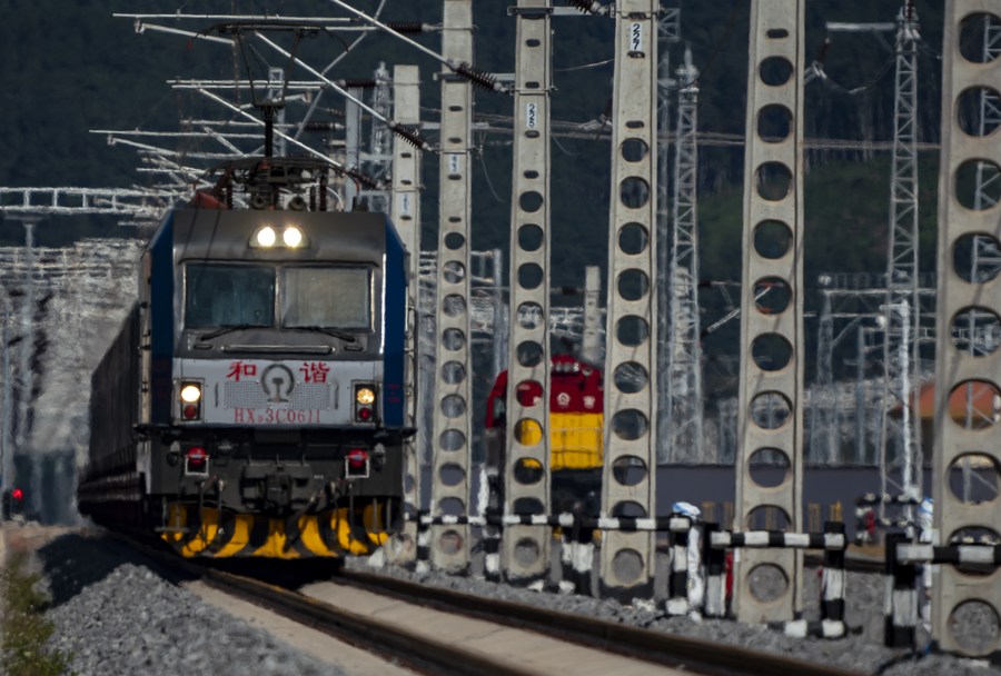 รถไฟสินค้าขบวนแรกของ 'ทางรถไฟจีน-ลาว' วิ่งเข้าพรมแดนลาวแล้ว