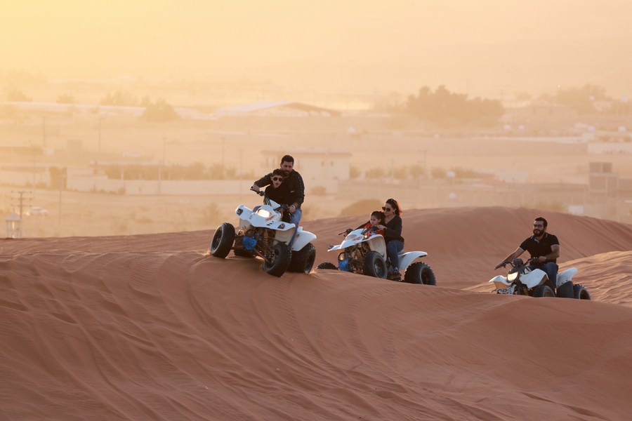 น่าสนุก! กิจกรรม 'รถวิบาก' ตะลุยทะเลทรายแดงในซาอุฯ