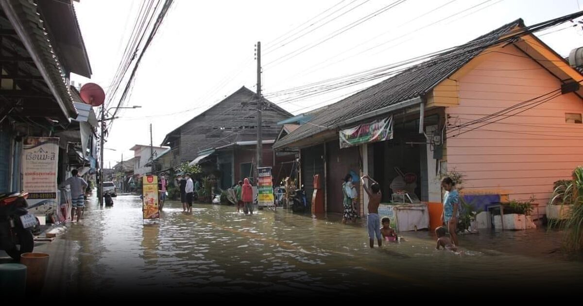 สุราษฎร์ฯ น้ำท่วมสูงไหลบ่าท่วมถนน บ้านเรือนปชช. เร่งสำรวจความเสียหาย