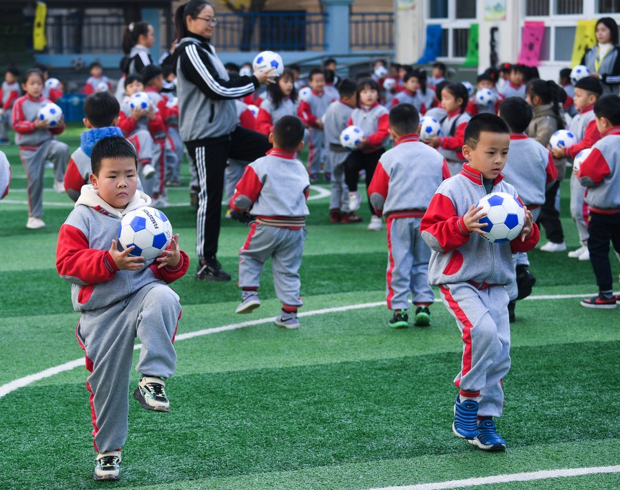 ปลูกฝังแต่น้อย อนุบาลจีนจัด 'สัปดาห์ฟุตบอล'