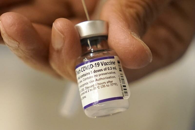 ไฟเซอร์ชี้วัคซีนเข็ม 3 สกัดโอไมครอนได้