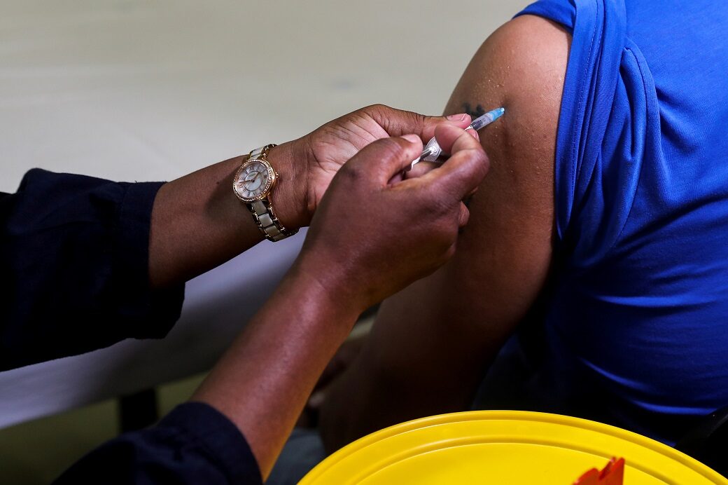 บ.วัคซีนเร่งทดสอบประสิทธิภาพต้านโอไมครอน ผู้เชี่ยวชาญชี้รุนแรงหรือไม่ต้องรอข้อมูลระบาดจริง