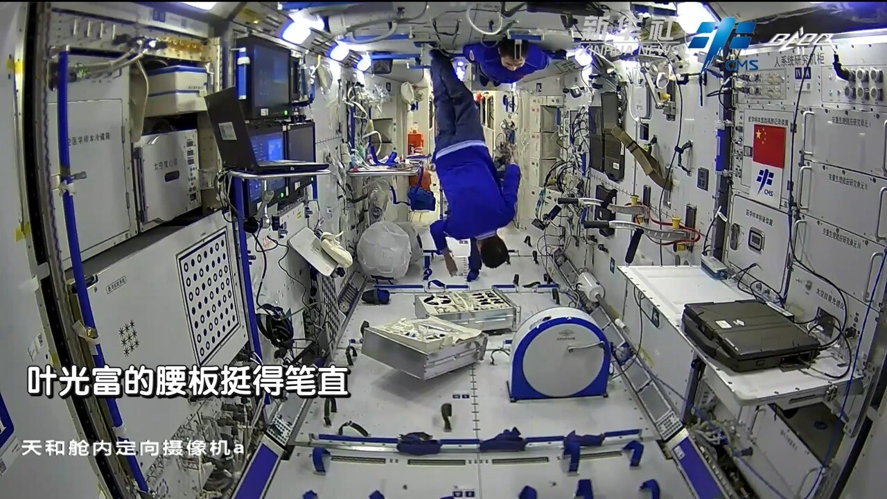 ทำเพื่ออะไร? ทีมนักบินอวกาศจีนสลับกัน 'พิงผนัง' ในสภาพไร้น้ำหนัก