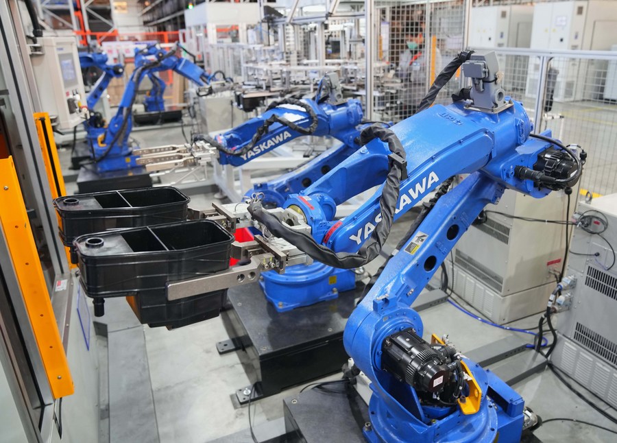 ส่อง 'โรงงาน' ในเหอเป่ยใช้ 'หุ่นยนต์' ช่วยมนุษย์ทำงาน