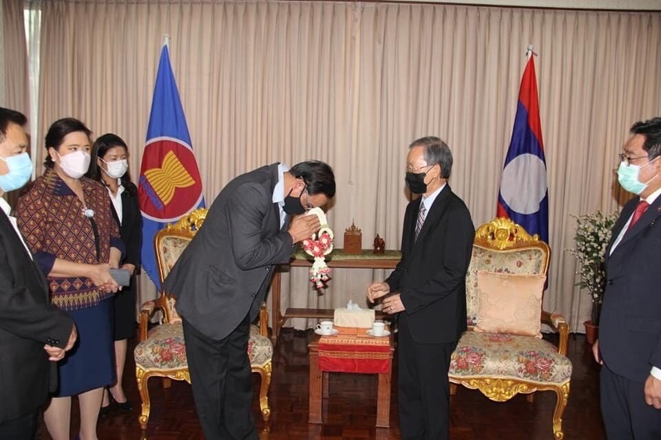 'ไก่อู' ขอขมาทูตลาวปมข่าวรถไฟความเร็วสูง 'ถนอม เอ็นบีที' มอบพวงมาลัยสำนึกผิด หวังคนลาวอภัย