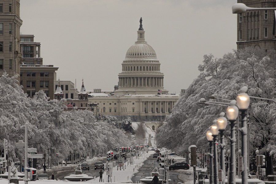 ขาวโพลน! พายุหิมะถล่มสหรัฐฯ ยกเลิกเที่ยวบินนับพัน