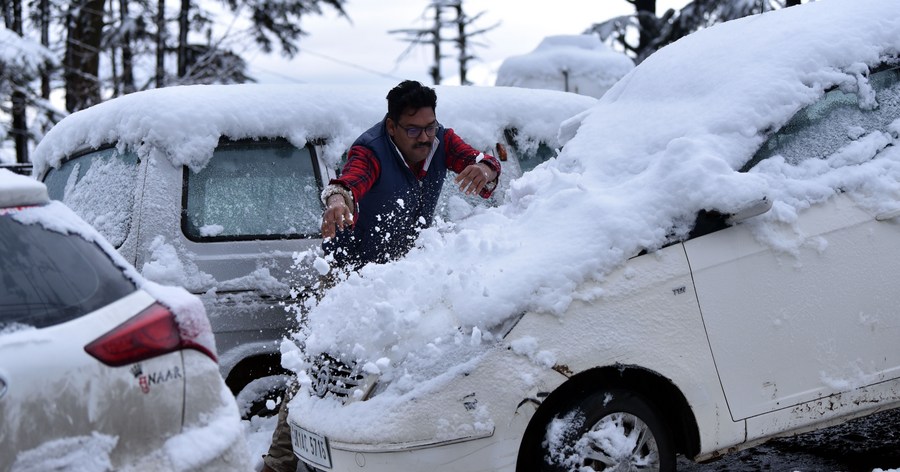 ผู้คนทำกิจกรรมท้าลมหนาว รับหิมะขาวใน 'แคชเมียร์'