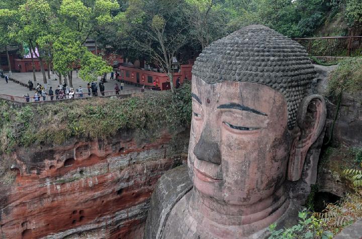 จีนเล็งบูรณะ 'พระพุทธรูปแกะสลักริมผา' ใหญ่สุดในโลกอีกครั้ง