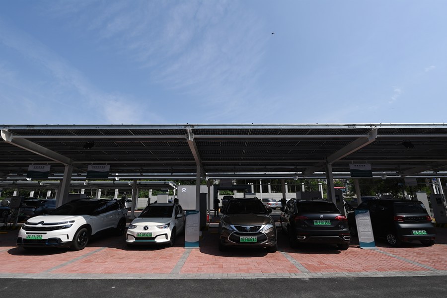 จีนเผยยอด 'รถยนต์พลังงานใหม่' จดทะเบียนปี 2021 พุ่งเกือบ 60%