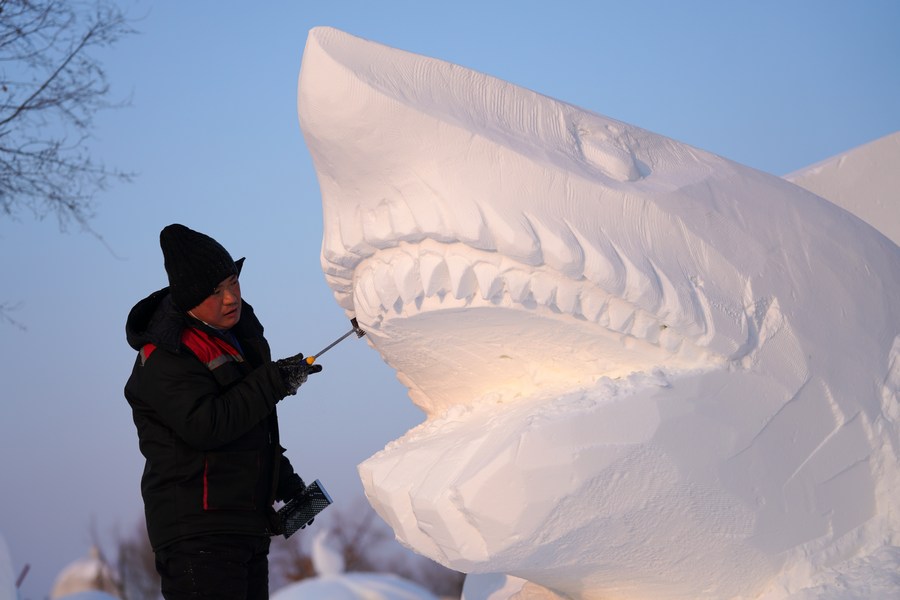 'ฉลามขาว' ผุดกลาง 'มหกรรมแกะสลักหิมะ' ในฮาร์บิน