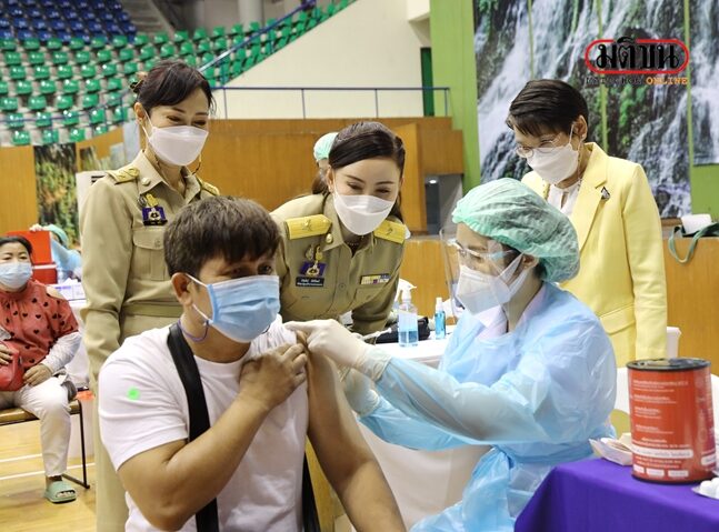 ที่ปรึกษา รมว.สุชาติ ให้กำลังใจผู้ประกันตนบูสต์วัคซีนโควิด สนามไทย–ญี่ปุ่น ดินแดง