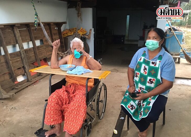 ฮือฮา ยายวัย 84 ปี ป่วยติดเตียง 5 ปี ได้รับวัคซีนโควิด-19 ลุกขึ้นนั่งรับประทานอาหารได้