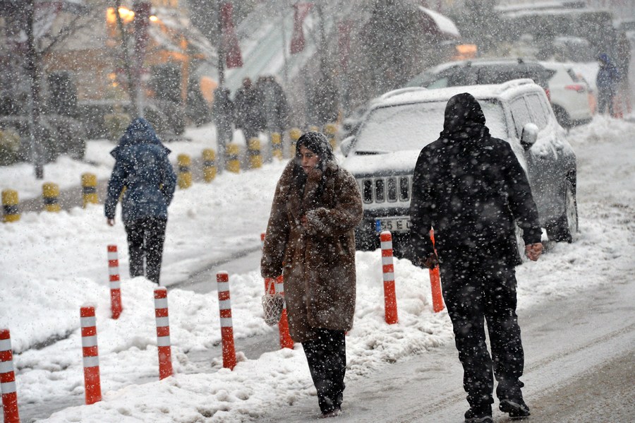 การจราจรติดขัด หลังหิมะตกหนักในเมืองหลวงตุรกี