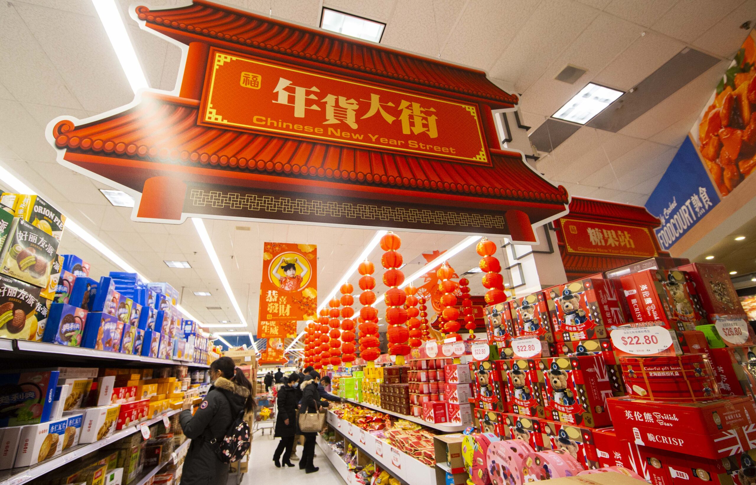 'ซูเปอร์มาร์เก็ตจีน-ห้าง' ในแคนาดา ตกแต่งรับตรุษจีน