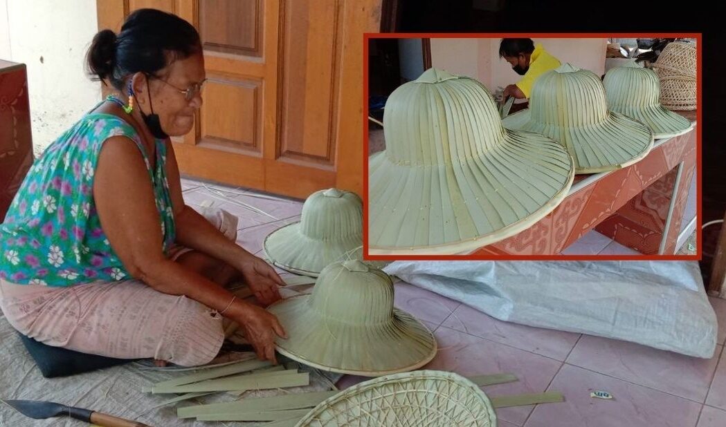 ชาวบ้านพิมาย หันสานหมวกใบตาล สร้างอาชีพเสริมช่วงโควิด ลงทุนน้อย-รายได้นับหมื่น
