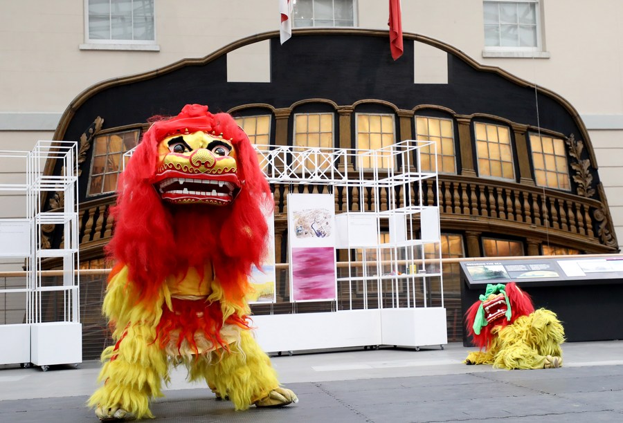 สิงโตจีนตัวเบ้อเริ่ม โผล่กลางลอนดอน รับเทศกาลวันตรุษ