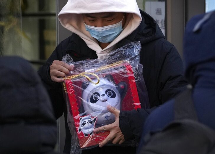 ชาวจีนต่อแถวยาวเหยียด แห่ซื้อ'ปิงตุนตุน' ตุ๊กตาแพนด้ามาสคอตงานโอลิมปิกฤดูหนาว