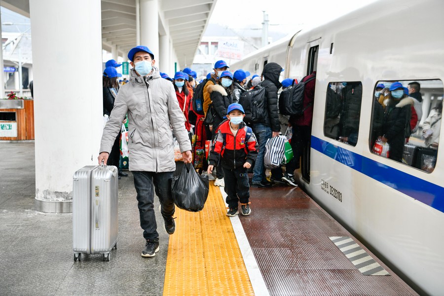 กุ้ยโจวจัด 'รถไฟฟรี' ส่งคนงานต่างถิ่นหลังหยุดตรุษจีน