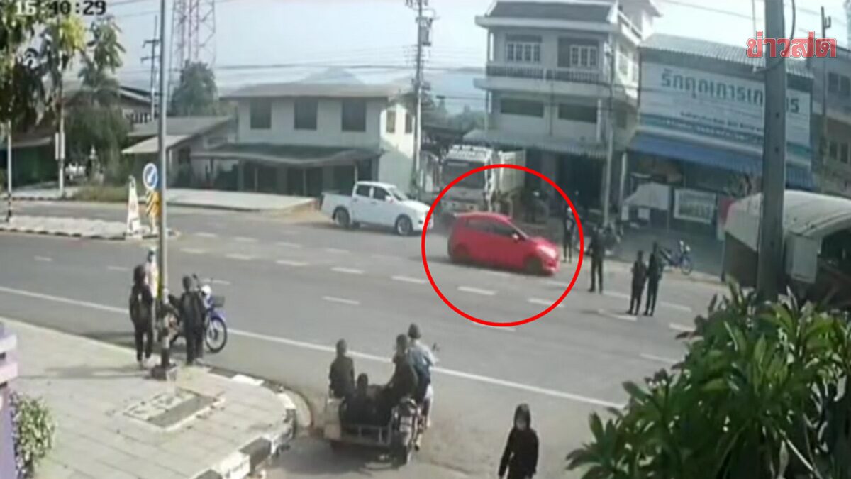 เก๋งแดงซิ่งหน้าโรงเรียน ครูยืนพาเด็กข้ามถนน ยังขับเฉี่ยวไม่สนใจ