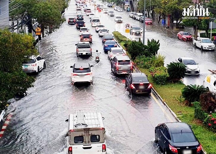หัวหินฝนตกกว่าชั่วโมง ถนนหลายสายน้ำท่วม ตร.ต้องเร่งเคลียร์ให้เป็นปกติ