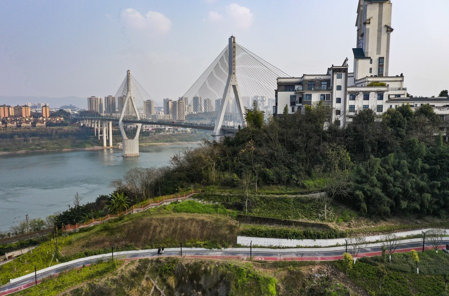 'เมืองแห่งภูเขาของจีน' เนรมิต 'ทางสีเขียว' ยาวกว่า 300 กม.