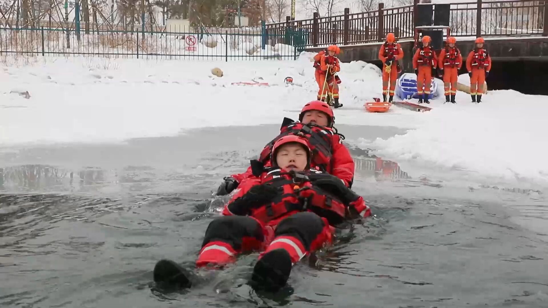 ดับเพลิงจีนซ้อมช่วย 'คนตกหลุม' ในแม่น้ำเยือกแข็ง