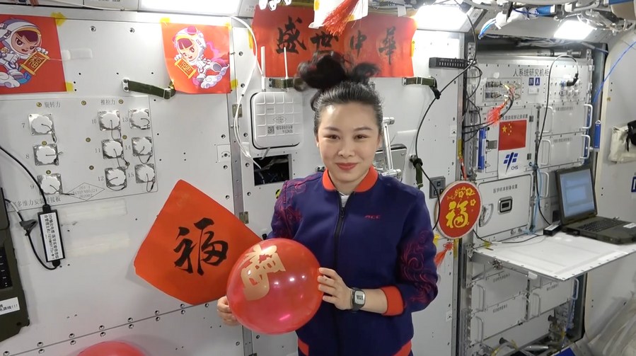 'หวังย่าผิง' นักบินอวกาศจีน อวยพร 'วันสตรีสากล' จากอวกาศ