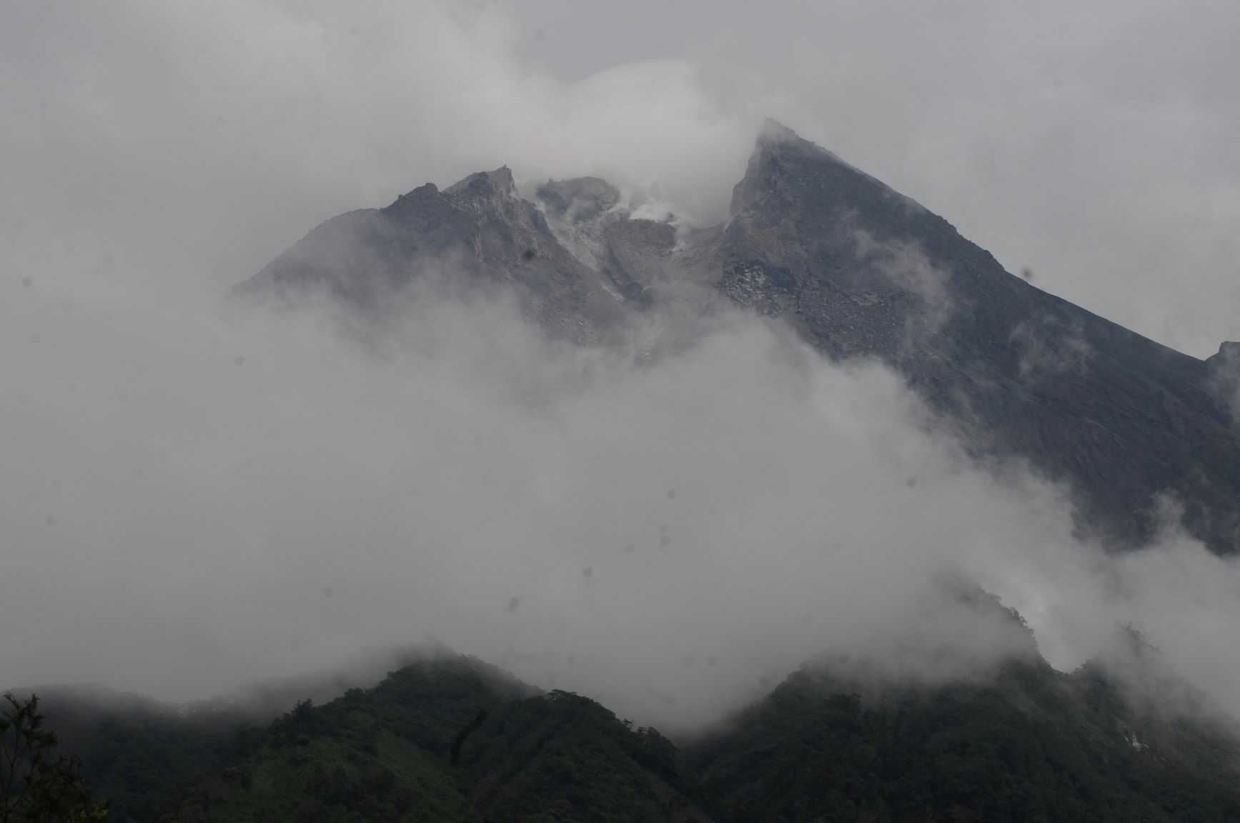 ภูเขาไฟเมราปีปะทุกลางดึก ป่วนชาวบ้านกว่า 250 ชีวิตต้องอพยพ