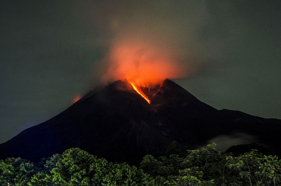 ภูเขาไฟ 'เมราปี' ในอินโดฯ พ่นลาวาแดงฉานยามค่ำคืน