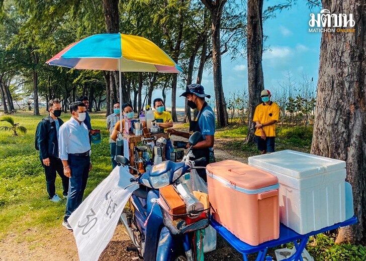 เจือ ให้กำลังใจสองหนุ่มคิดบวกสู้โควิด ขายกาแฟริมหาดชลาทัศน์ สงขลา