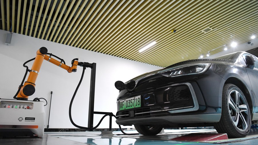 จีนเร่งเพิ่ม 'เสาชาร์จรถยนต์ไฟฟ้า' ริมทางด่วน