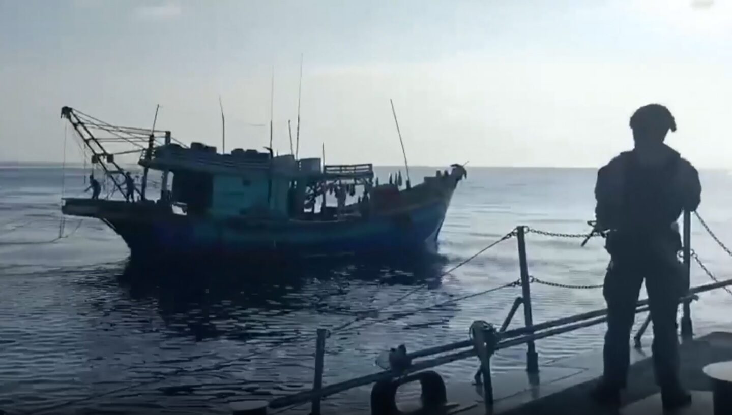 ทัพเรือภาค 2 ไล่จับเรือประมงเวียดนามรุกล้ำน่านน้ำไทย รวดเดียวได้ 3 ลำ