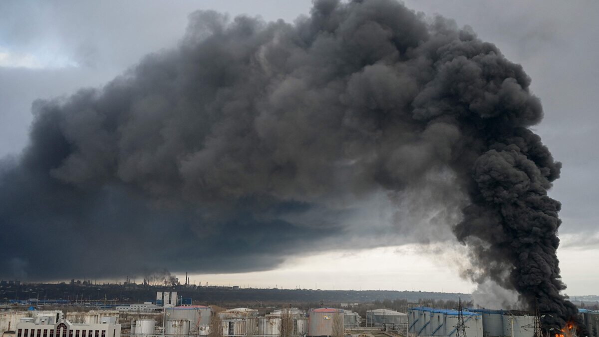 ขีปนาวุธรัสเซีย ถล่มโรงกลั่น-คลังน้ำมัน ทางใต้ของยูเครน