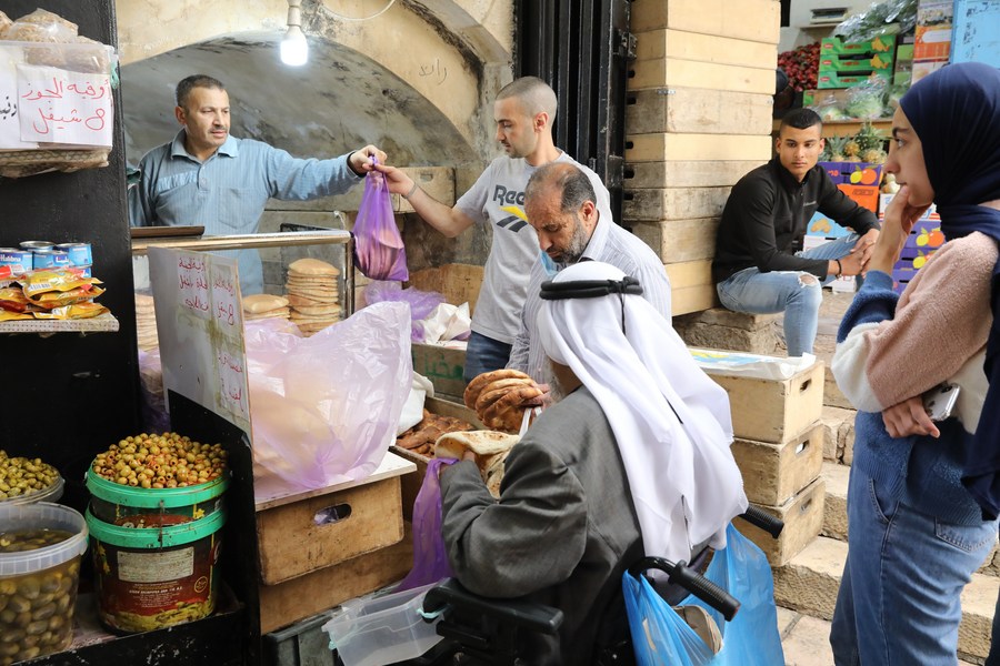 ชาวมุสลิม 'อ่านอัลกุรอาน-ซื้ออาหาร' ในเยรูซาเล็ม