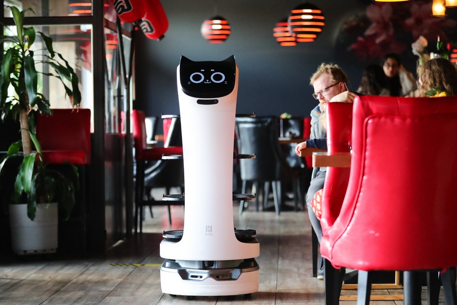 ผลิตในจีน! ส่อง 'หุ่นยนต์บริกร' ออกเสิร์ฟอาหารลูกค้าในเบลเยียม