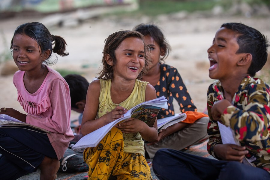 กลุ่มนักศึกษาอินเดียเปิด 'ชั้นเรียนใต้สะพาน' สอนหนังสือเด็กในสลัม
