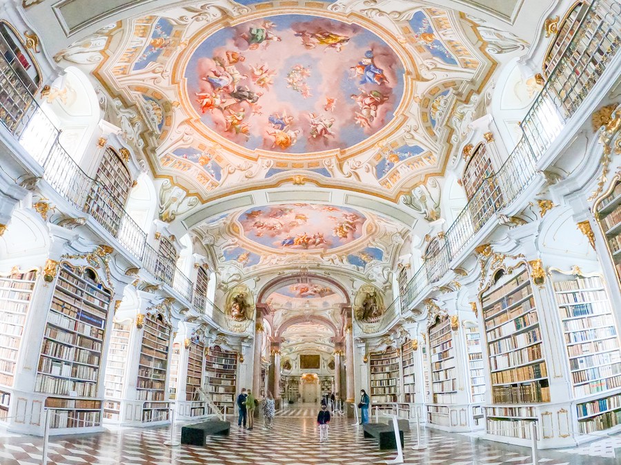 สวยสะกดตา! ยลสถาปัตย์ 'ห้องสมุดอารามยักษ์' ในออสเตรีย