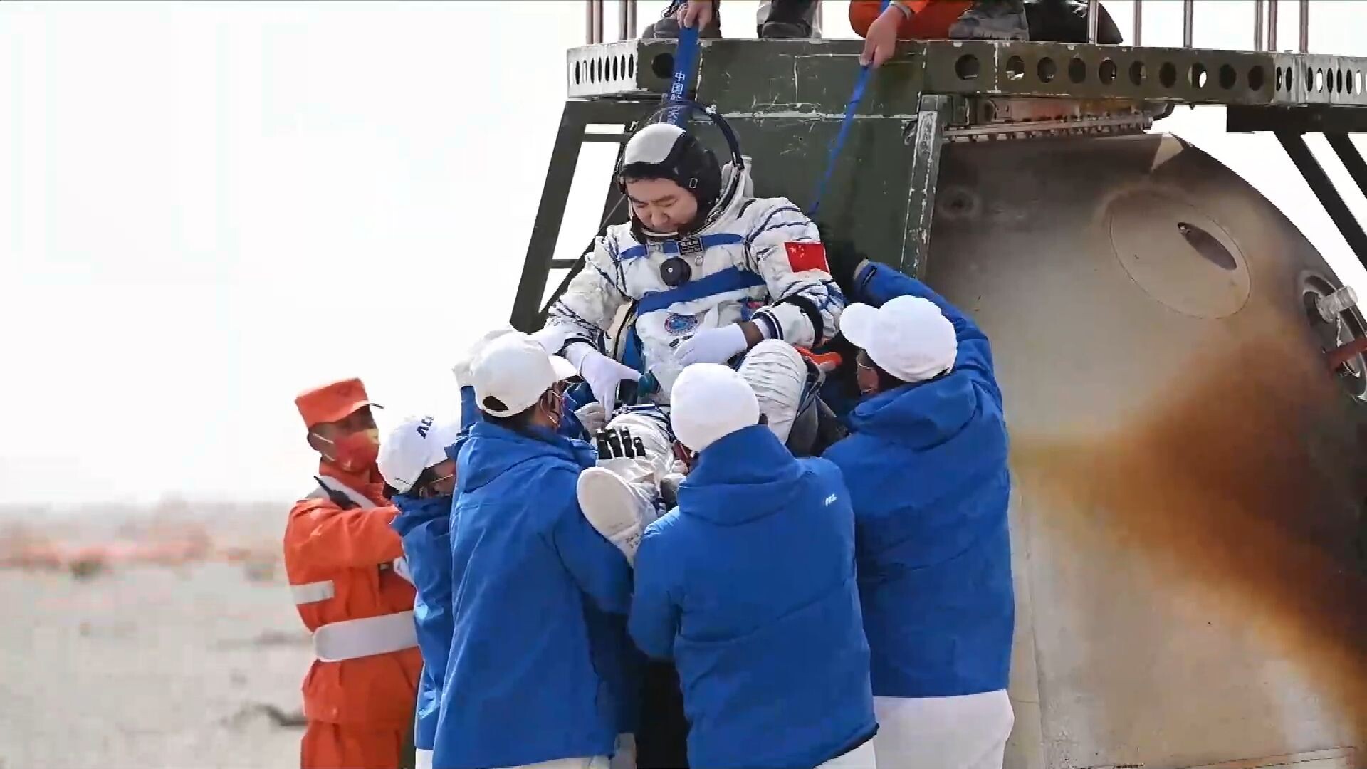ทีมนักบินอวกาศจีน 'เสินโจว-13' กลับสู่โลกปลอดภัย