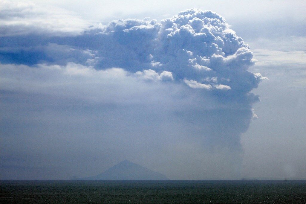 อินโดนีเซียยกระดับเตือนภัย ภูเขาไฟอานัก กรากะตัว เกือบระดับสูงสุด หลังปะทุพ่นเถ้าถ่าน