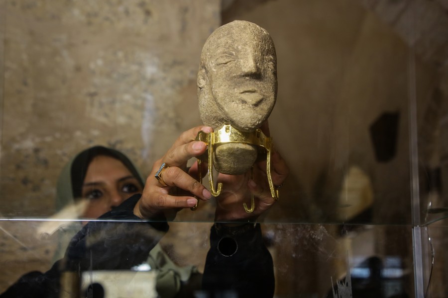 กาซาเผยโฉมรูปปั้น 'ใบหน้าเทพีโบราณ' เก่า 2,500 ปี
