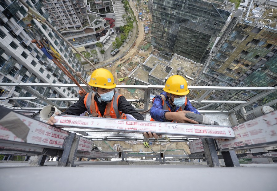 ไม่หวั่นความสูง 'มดงานจีน' เดินหน้าสร้างตึก ช่วงหยุดยาววันแรงงาน