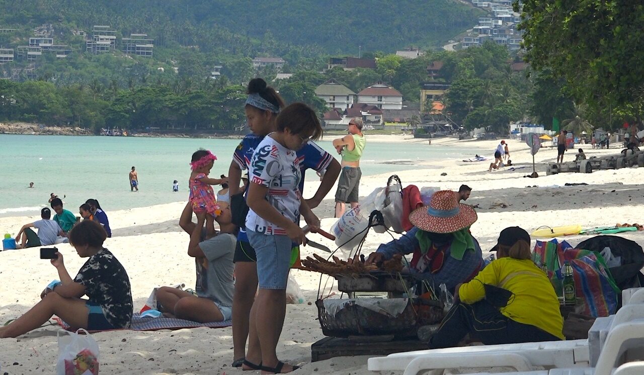 สมุยคึกคัก! หลังเลิก Test & Go นักท่องเที่ยวไทย-ต่างชาติ แห่พักผ่อนหาดเฉวง