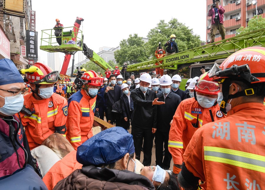 จีนช่วยผู้รอดชีวิตรายที่ 8 จากเหตุ 'ตึกถล่ม' ในหูหนาน