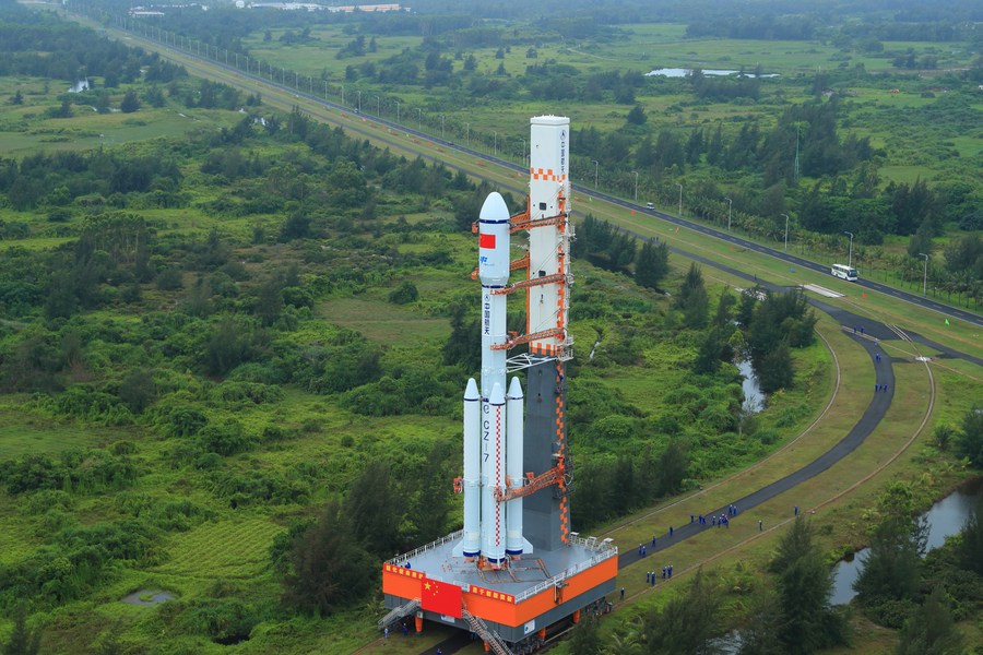 จีนเคลื่อน 'เทียนโจว-4' ติดจรวด เตรียมส่งขึ้นอวกาศ