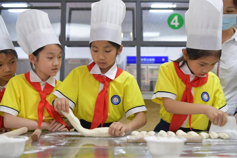 นักเรียนจีนหัด 'นวดแป้งหมี่' ฝึกใช้แรงงานในชีวิตจริง