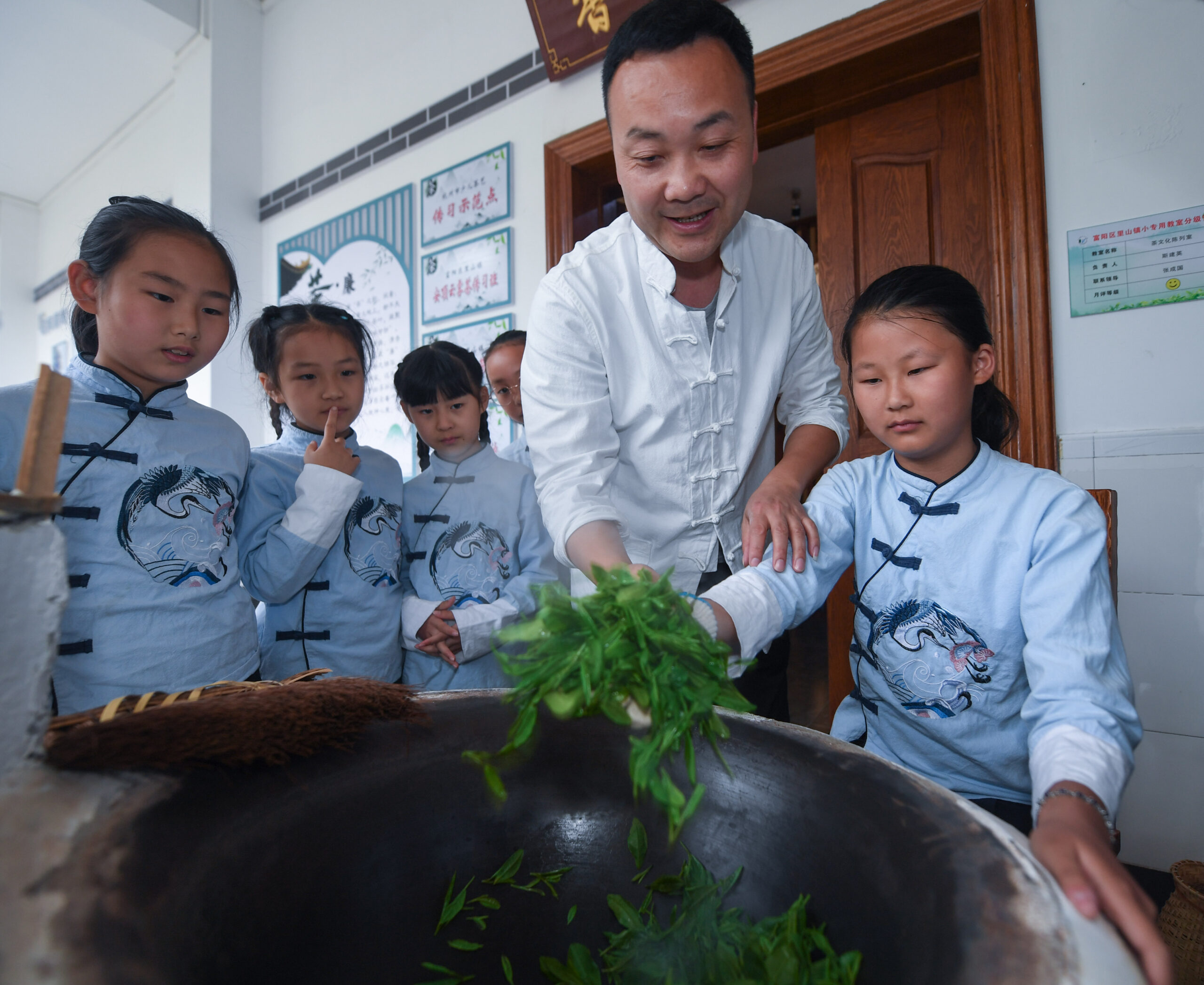 เด็กจีนเรียนรู้ 'ศิลปะการชง' ต้อนรับวันชาสากล